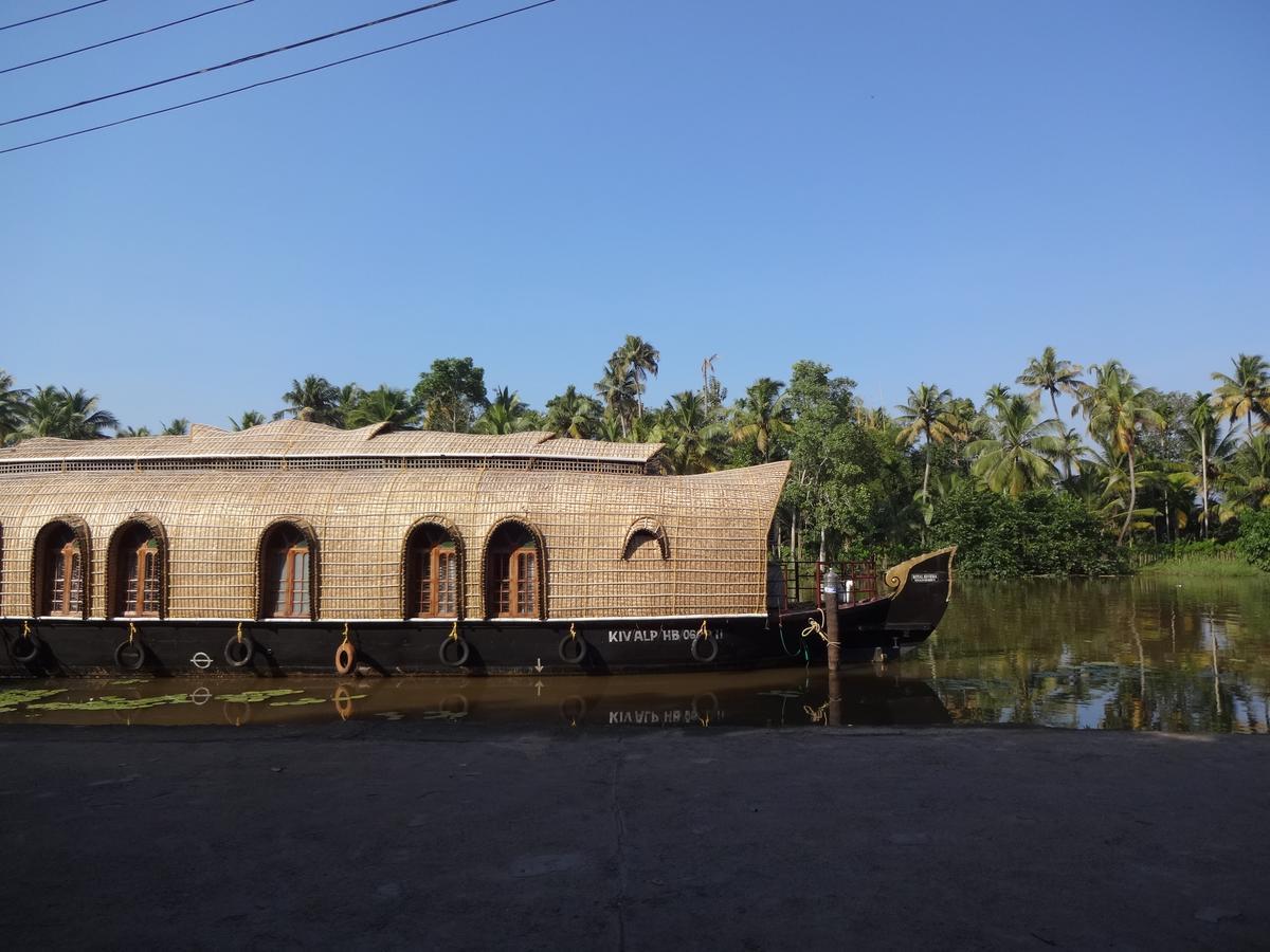 Royal Riviera Hotel Kumarakom Ngoại thất bức ảnh