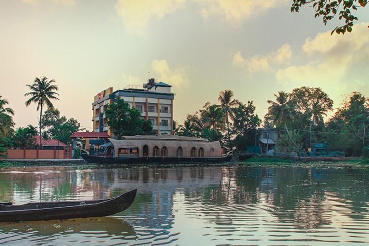 Royal Riviera Hotel Kumarakom Ngoại thất bức ảnh